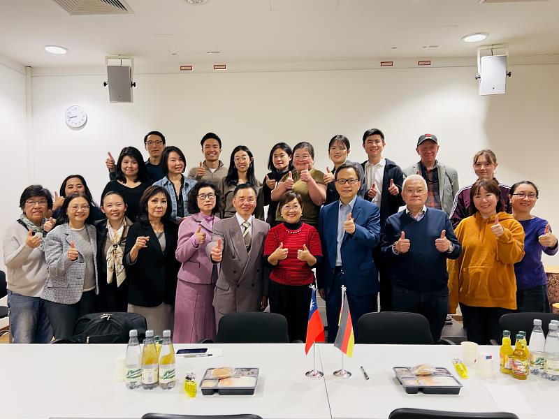 徐委員長、谷大使與柏林地區僑團校負責人及僑務榮譽職、僑青座談。