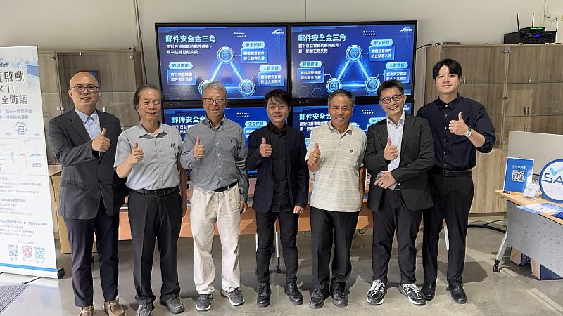 數位發展部資通安全署副署長周智禾（中）參觀中興大學智慧製造基地。