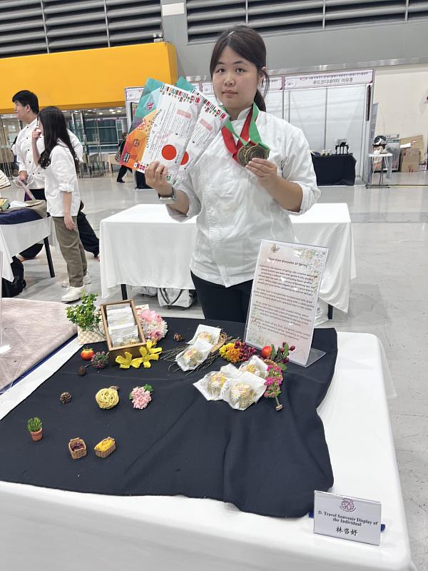 嘉藥林咨妤在「觀光伴手禮」以「春綻玉梅」摘下金牌。