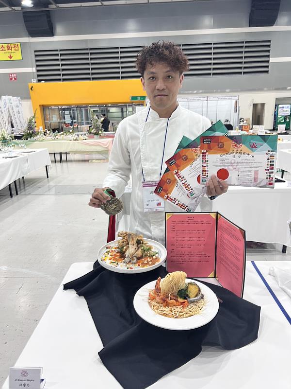 嘉藥林宇志老師在餐廳料理展示以「蘇杭之美」為主題摘下金牌。