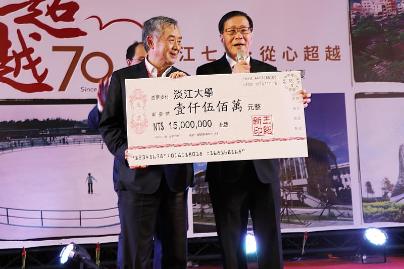 信邦集團董事長王紹新校友（左）每年捐贈1,500萬元，葛煥昭校長欣然接受，感謝校友的熱忱。（圖／淡江大學提供）