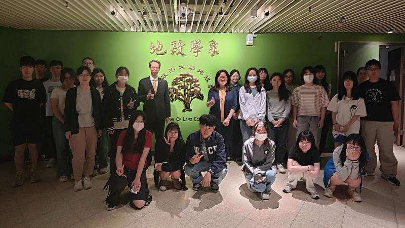 永慶房屋至政大分享AI房仲新時代 經紀人員工作更高效、收入多更多