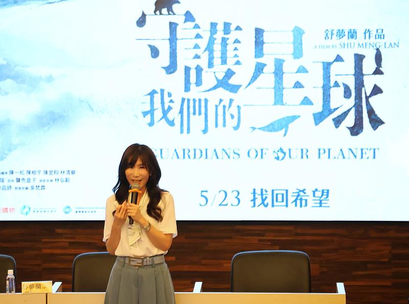 舒夢蘭以其執導的首部生態電影《守護我們的星球》為引，分享她如何從光鮮亮麗的財經主播，轉身踏入極地與荒野的15年心路歷程。