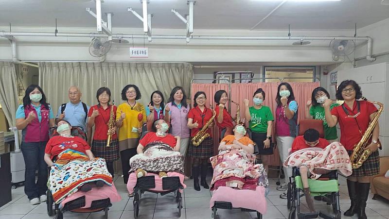 救國團王美只副召集人偕同多位全國真善美會長聯誼會姐妹演奏薩克斯風予創世植物人聆聽。
