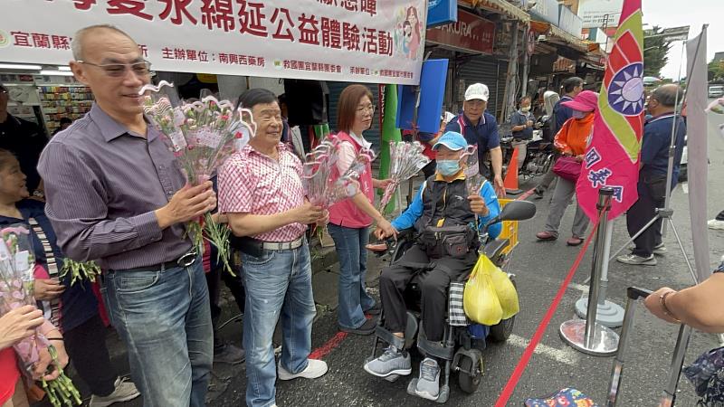 宜蘭市長陳美玲、救國團許財清主委及劉明智會長發送康乃馨。