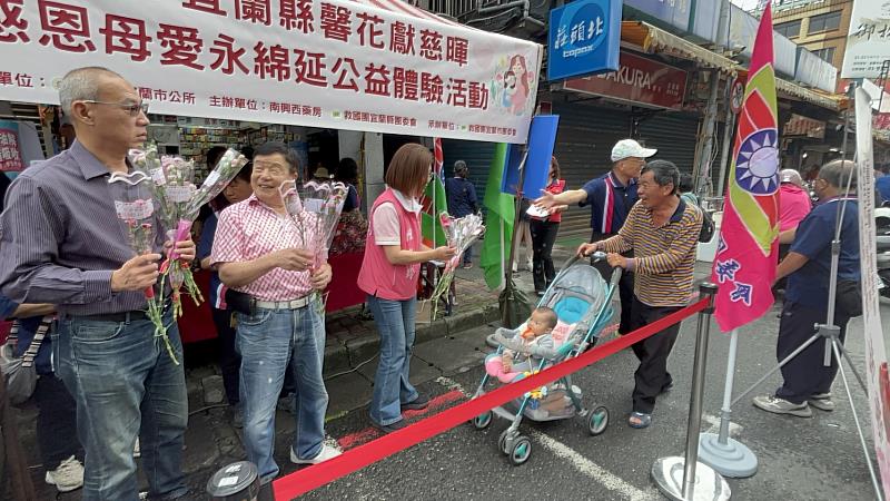 宜蘭市長陳美玲、救國團許財清主委及劉明智會長發送康乃馨給祖孫。