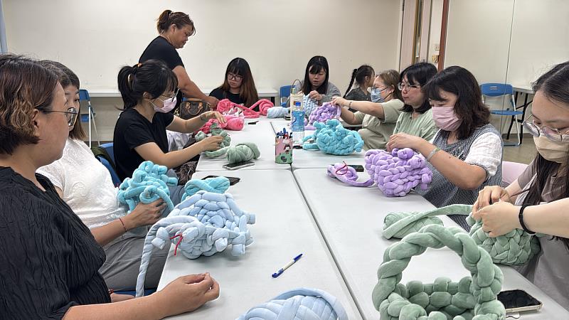 「袋上我的愛」溫暖登場 南投縣救國團母親節手作傳遞祝福