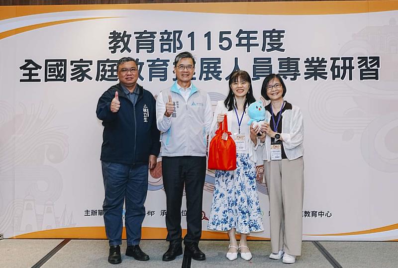 由左至右為教育處長林立生、副市長林琨瀚、終身司宋雯倩專委及周麗端老師合影。