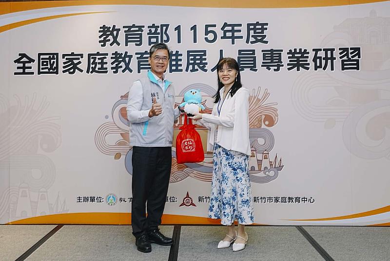 副市長林琨瀚致贈終身司宋雯倩專委皮卡布偶及新竹名產。
