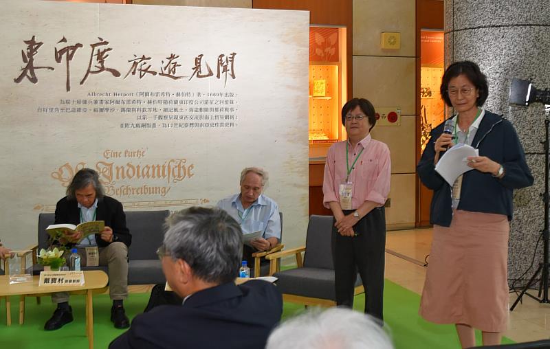 文藻外語大學德文系張守慧教授（右2）領軍，與周欣（右1）及多位德籍學者，共同進行古德文解譯、中文校勘與史料考證。