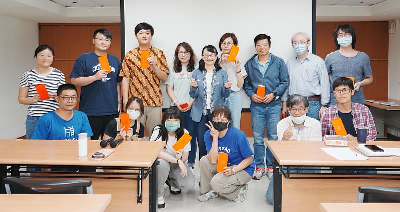 文藻莊慧玲校長（中）與當日分享的教職員同仁合影。