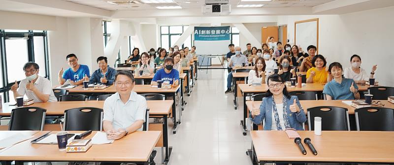文藻外語大學舉辦「校園行政AI實務應用分享會」，吸引5個學院及12個行政單位、逾41名教職員參與，展現校園推動AI行政應用與智慧校園轉型成果。