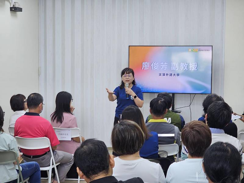文藻外語大學USR計畫主持人廖俊芳副教授於活動中致詞，分享USR團隊投入在地陪伴與教育支持的理念。（照片由基督教芥菜種會提供）
