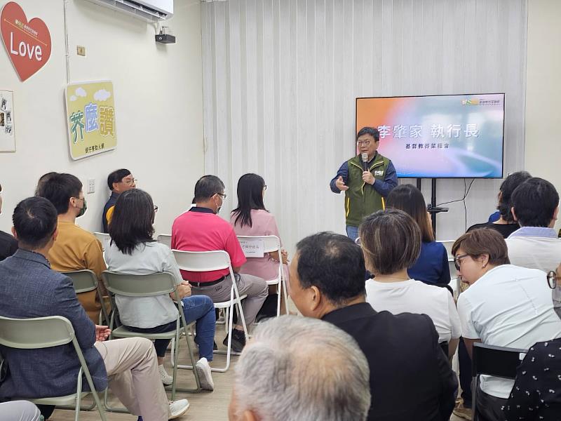 基督教芥菜種會李肇家執行長於揭牌活動中致詞，說明「蚵仔寮助人網」未來服務規劃與在地陪伴願景。（照片由基督教芥菜種會提供）