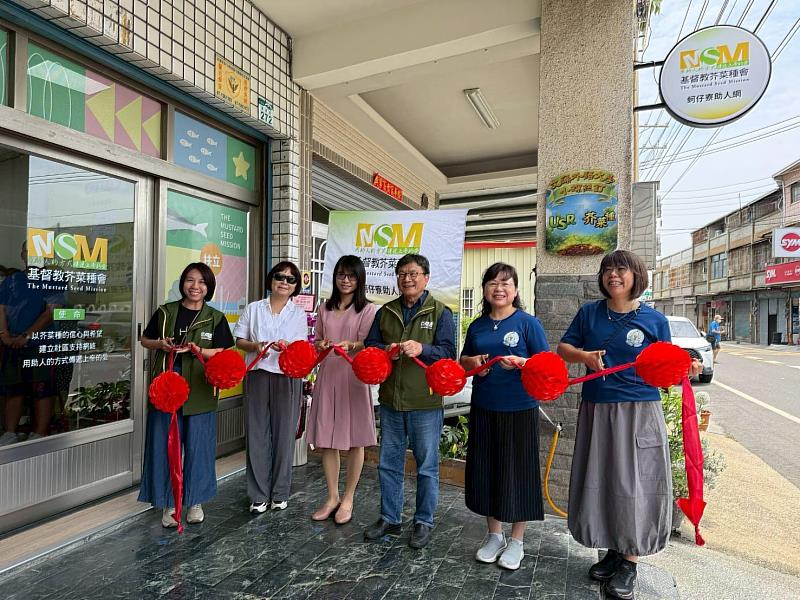 基督教芥菜種會「蚵仔寮助人網」，結合文藻外語大學USR計畫及地方學校、企業與社區資源，共同建構漁村關懷支持系統，持續推動在地永續服務。（照片由基督教芥菜種會提供）