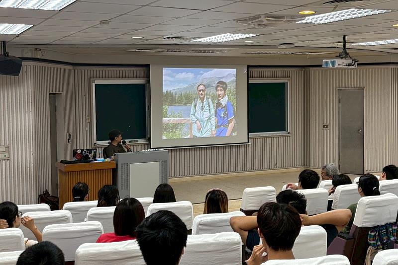 南大文資系透過專題講座引入實務工作經驗，讓同學從真實案例中認識田野觀察與影像敘事能力的重要性。