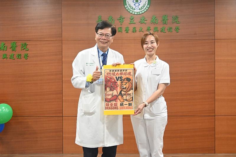 林聖哲院長致贈職棒球票給全體護理同仁。