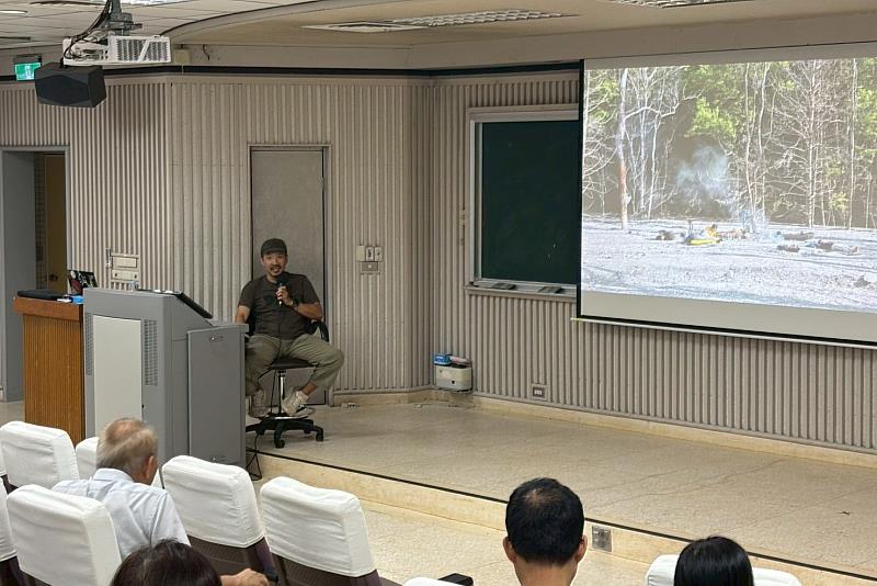王一訢導演於南大分享《重返巔峰北壁》拍攝歷程，從登山現場到影像紀錄，呈現紀錄片創作的多重面向。