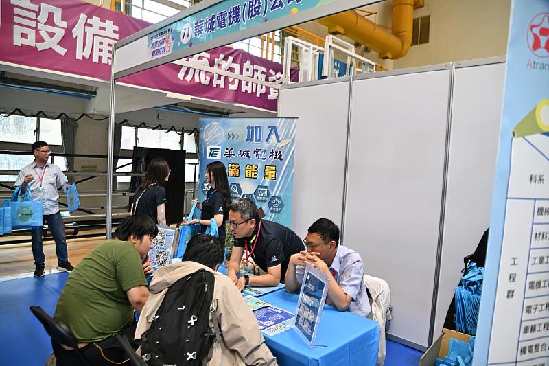 【媒合現場】同學參與「專業看得健 職場任我行」校園徵才博覽會，向企業深入了解徵才需求，達成產學雙向媒合。