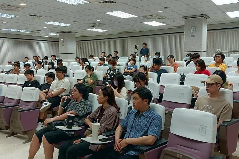 南大文資系專題講座結合戶外經驗與影像敘事，帶領同學從紀錄片案例理解人與環境之間的深刻連結。