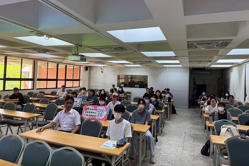 南大校友服務中心辦理「邁向公職之路」講座，講師簡名祥研究委員與同學合影，分享公職準備方向與職涯規劃觀念。