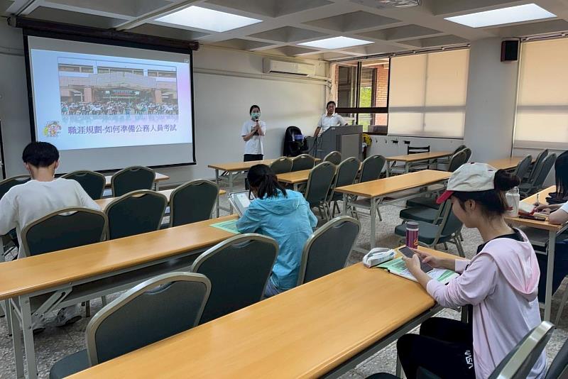 臺南就業中心於南大講座現場進行尋職補助與青年就業資源宣導，協助同學掌握多元職涯支持措施與就業資訊。