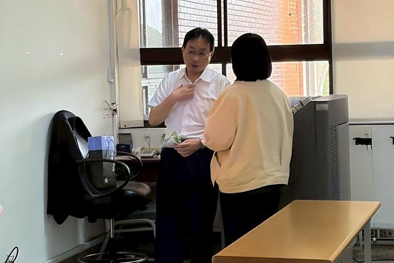 南大同學於講座結束後主動向講師請益國考準備方式，針對讀書策略與報考方向深入交流，展現積極職涯規劃態度。