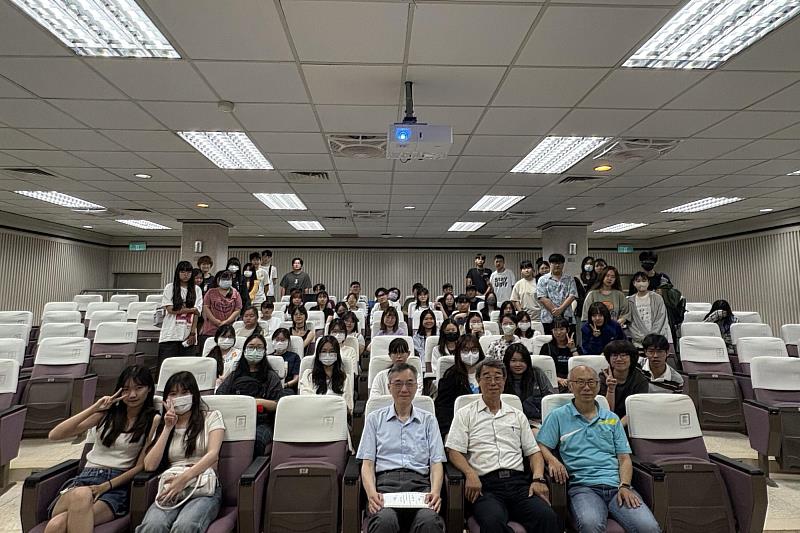 南大國語文學系邀請趙飛鵬教授蒞校交流，與系上師生共同探討版本學與古典研究的重要基礎，深化學術閱讀視野。