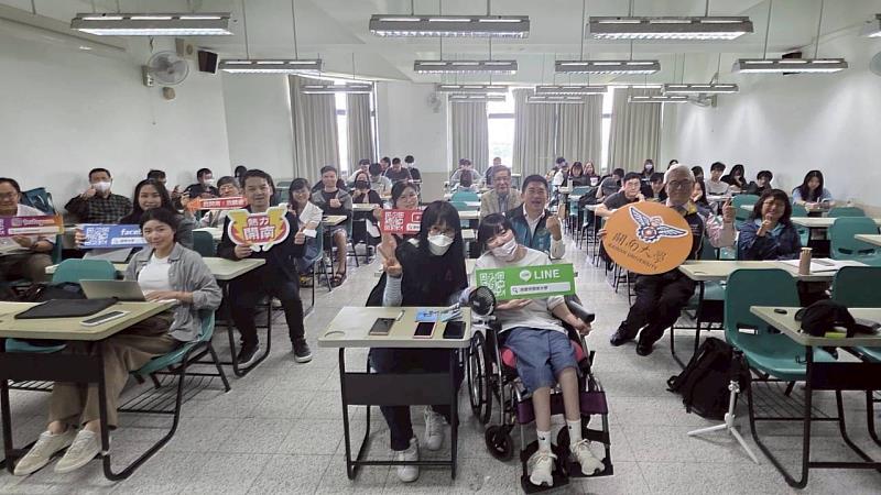數位共融暨AI整合型人才培育校園說明會合影。