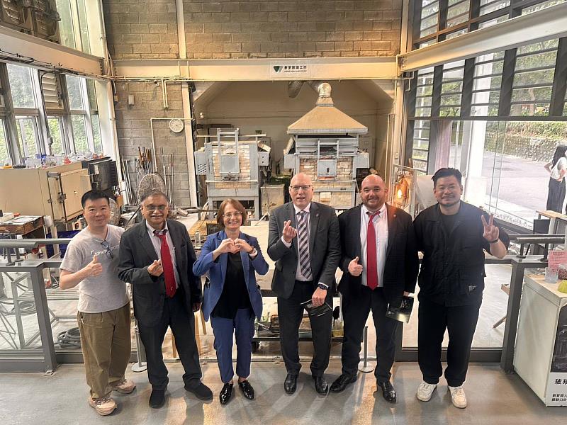 圖5.訪團參訪玻璃工藝館，由春池玻璃副總經理吳庭安(右一)接待。