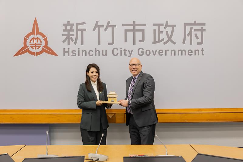 高虹安市長與辛辛那提大學代理教務長John Weidner互贈伴手禮。