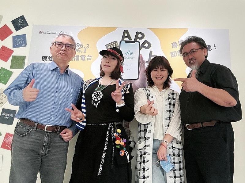 《理財集會所》邀請財經網紅怪老子（左1），與3位主持人暢聊驚奇的詐騙事件，並理性提醒族人多留心。