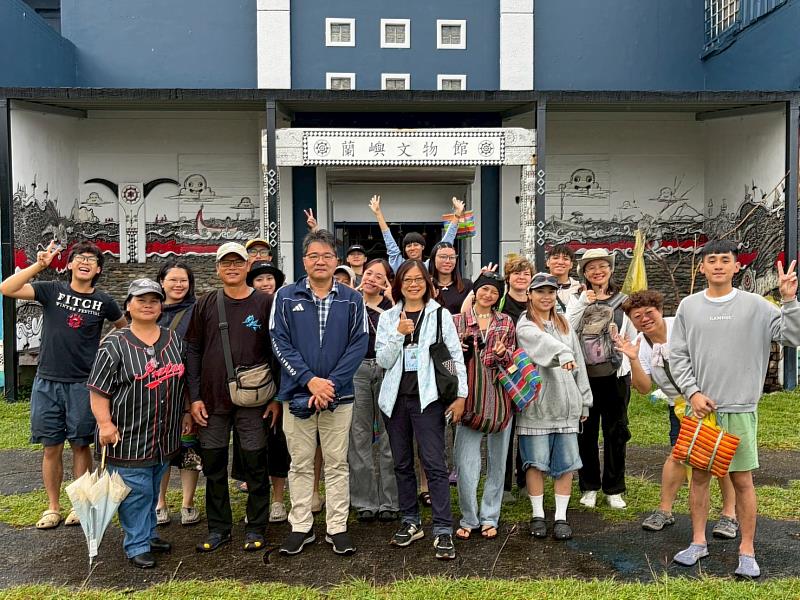 林俊瑩學務長與學生於蘭嶼文物館進行合影。