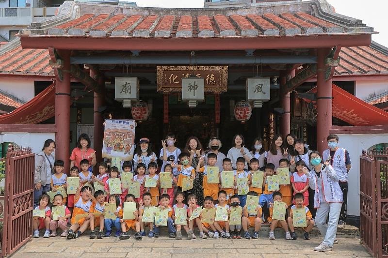南臺科大USR師生團隊與幼兒園學童在完成「風神信仰」系列課程後，於全台唯一的風神廟前合照。