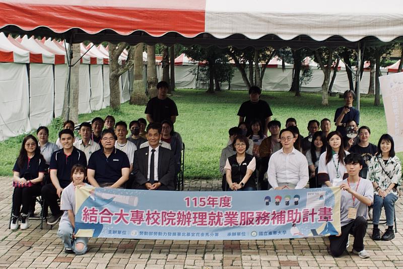 校園徵才博覽會合照，王春梅主任（右4）、徐輝明校長（左4）、林俊瑩學務長（左3）、吳新傑副學務長（左2）。
