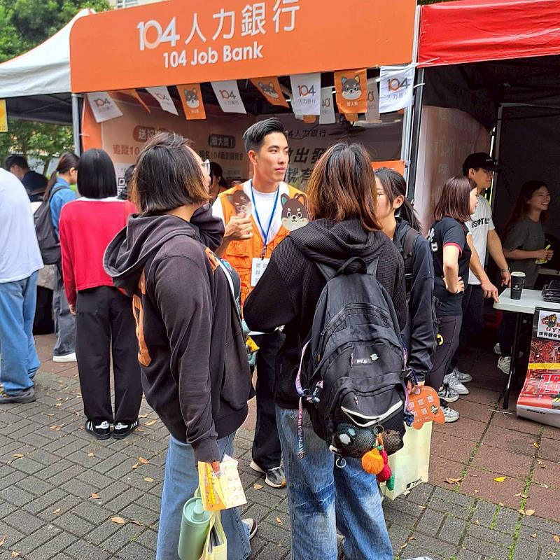 校園徵才博覽會學生與企業諮詢職缺。