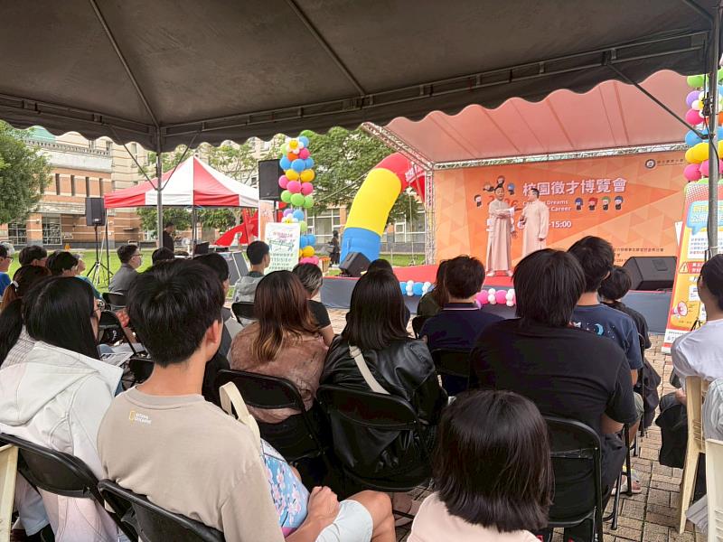 朱德剛相聲表演「詐騙有套路，相聲來解密」，宣導求職時應注意的各項環節。