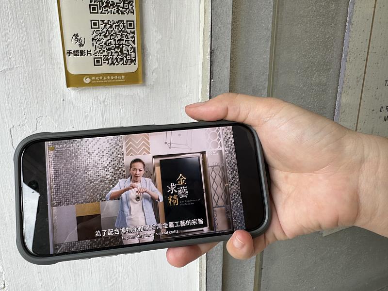 參與「看手語、獲『金』喜」活動，即能得到「518限定資料夾」，還能參加抽獎。