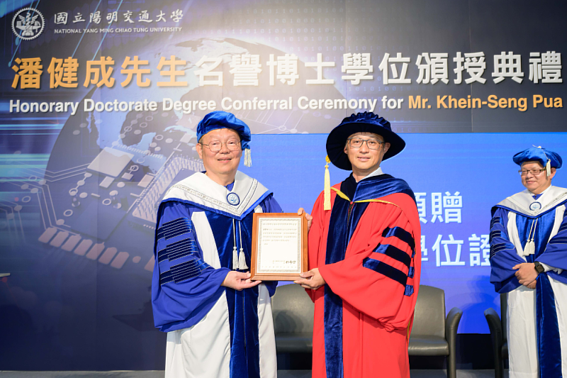 Chi-Hung Lin (left) presents the Honorary Doctor of Engineering degree to Khien-Seng Pua during the conferment ceremony at NYCU.