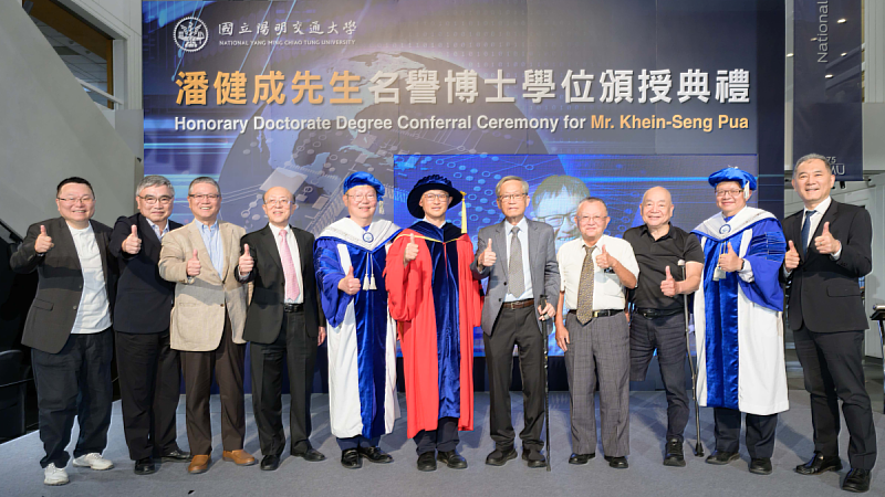 At the honorary doctorate conferment ceremony for Khien-Seng Pua on May 12, distinguished guests included former Industrial Technology Research Institute (ITRI) President Chintay Shih (fifth from right), along with prominent entrepreneurs and distinguished NYCU alumni Simon Lin (third from left) and Robert Li (far right).