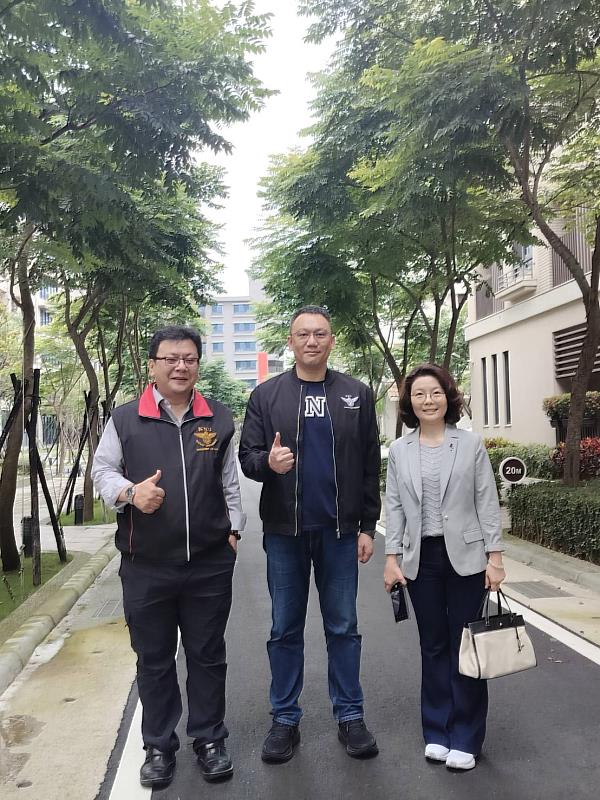 郭鐘達校長（左起）、顏志光董事長、趙文婉主任合影。