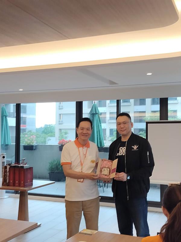 彭培業總裁與顏志光董事長交換紀念品。