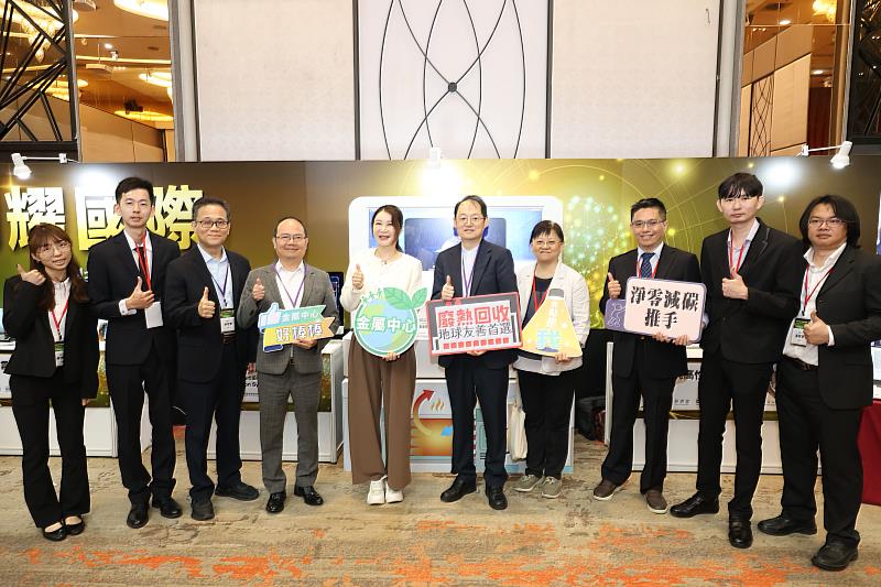 圖左4起為金屬中心執行長賴永祥、金屬中心董事長劉嘉茹、經濟部能源署署長吳志偉、經濟部能源署組長高淑芳。榮獲愛迪生銀獎殊榮的「智慧節能燃燒系統」，精準掌握用熱行為與爐體溫度分佈，同時運用AI學習機制預測和自動優化燃燒行為，已協助熱加工產業智慧節能與淨零減碳。