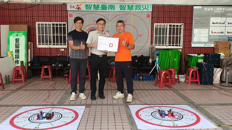 崑大機械系闞元達老師(左起)、資工系吳永基教授、消防局義消中隊王璟瑞中隊長簽約合影。