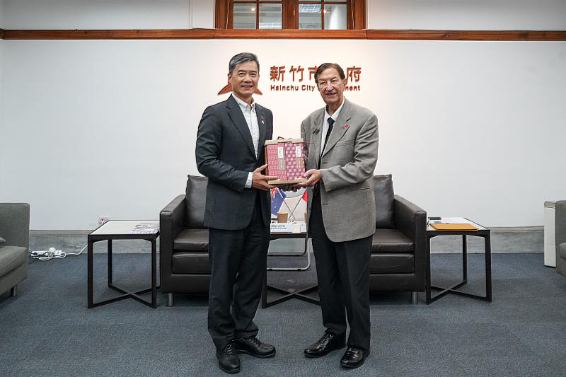 副市長林琨瀚贈紀念品予文化大使。