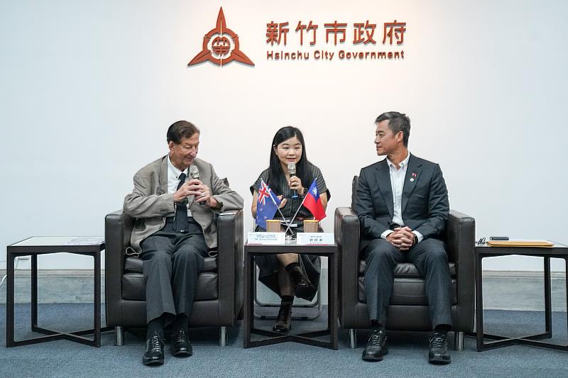副市長林琨瀚與紐西蘭毛利文化大使Trevor Maxwell交流。