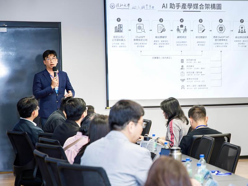 潘伯申研發長展示「淡江大學產學數據中台媒合系統」。（圖／淡江大學提供）