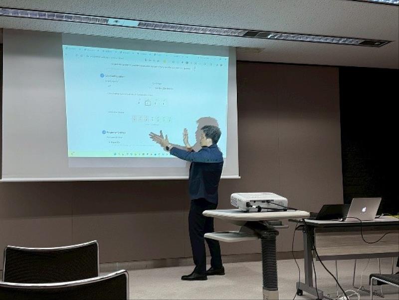李明憲教授現場示範軟體的操作方式。