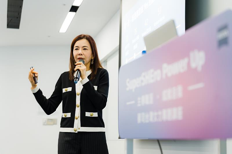 鄒開蓮以自身從文科跨足科技業的經歷，鼓勵蔡司同仁勇敢對未知機會說Yes，將每次挑戰化為厚植實力的養分。