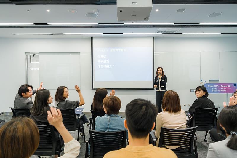 講座現場互動熱絡，鄒開蓮調查蔡司同仁目前育有孩子的比例，並強調父母最好的教育是身教與安全感的給予。